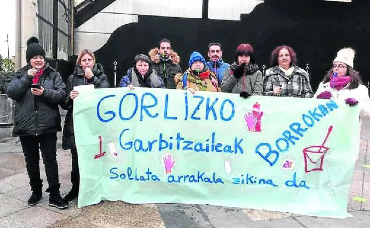 Las trabajadoras de limpieza de Gorliz protestan exhibiendo una pancarta . 