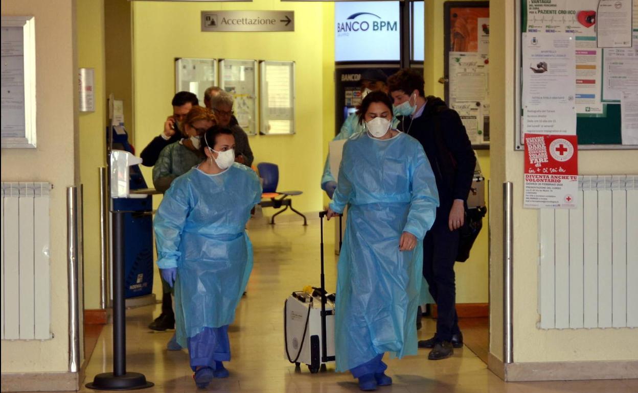 Trabajadores de un hospital de Lombardía perfectamente protegidos contra el coronavirus. 