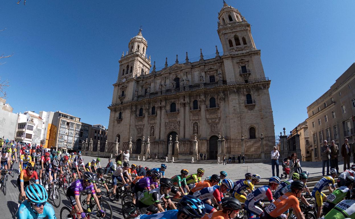El pelotón al paso por la Catedral de Jaén. 