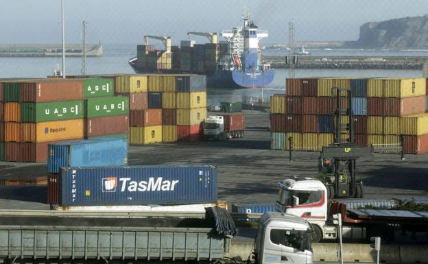 Actividad en el puerto de Bilbao. 