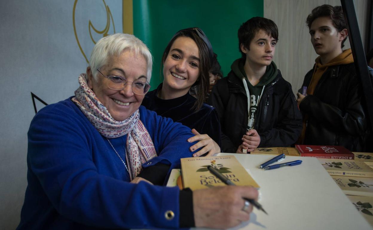 Martínez de Lezea firma ejemplares de su libro en la Feria de Durango.