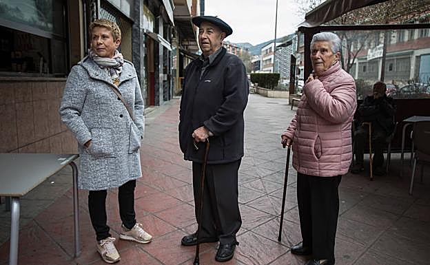 Vecinos pasean por Ermua en una mañana marcada por el nuevo incendio en el vertedero. 