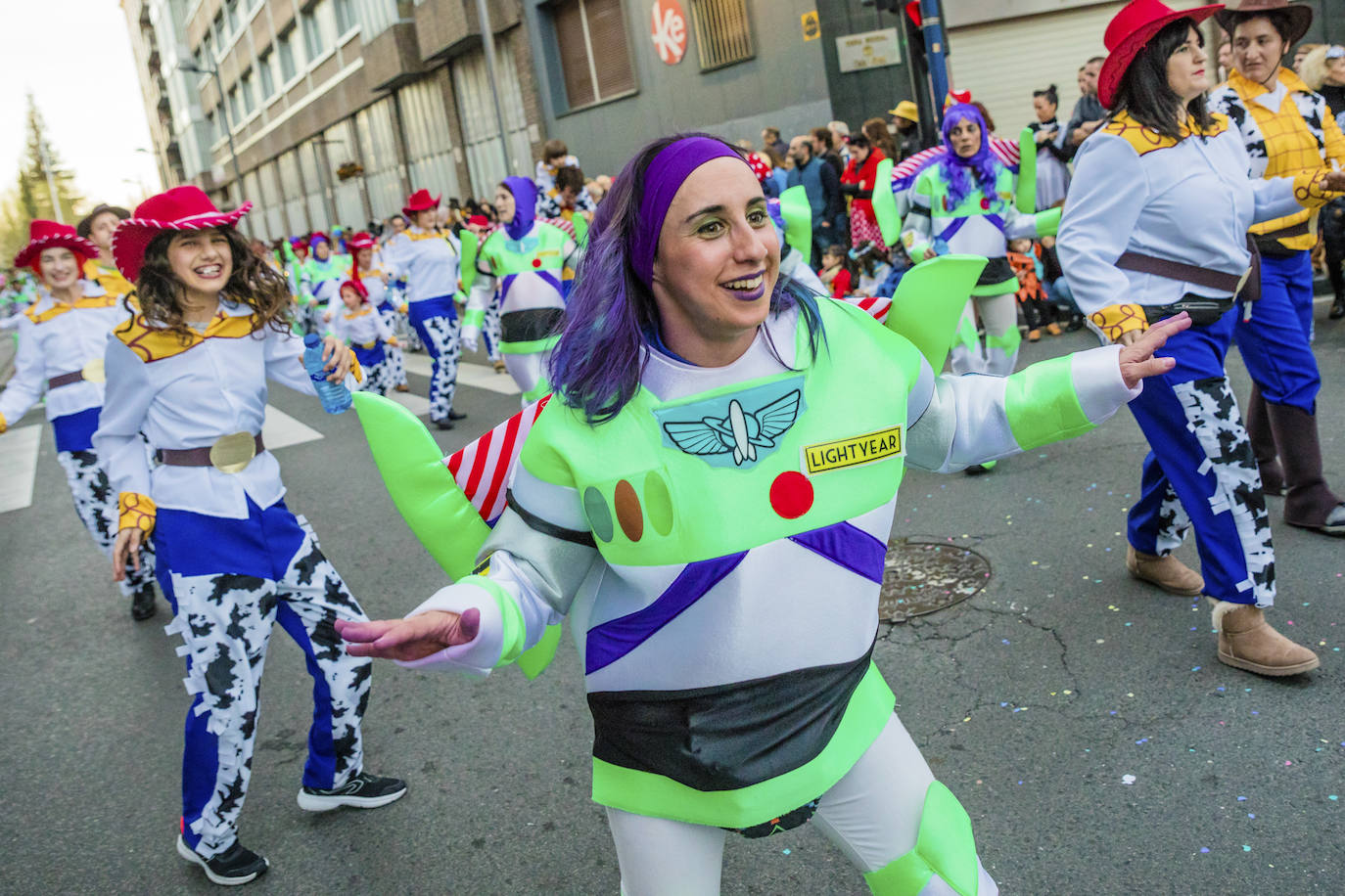 El desfile vitoriano, con 26 comparsas y 7162 personas, ha derrochado música, colorido y originalidad. 