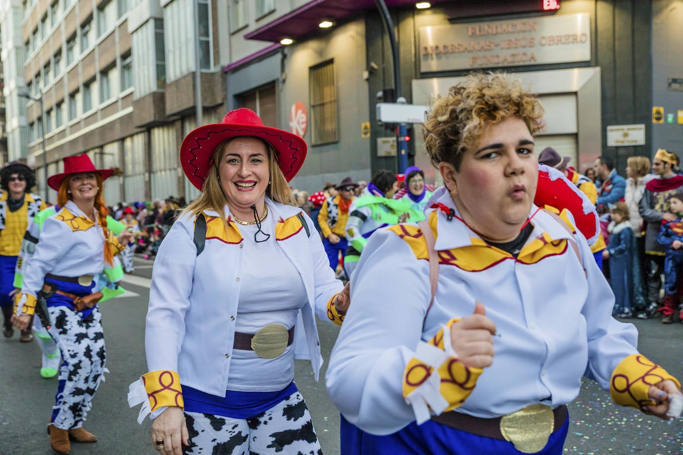 El desfile vitoriano, con 26 comparsas y 7162 personas, ha derrochado música, colorido y originalidad. 