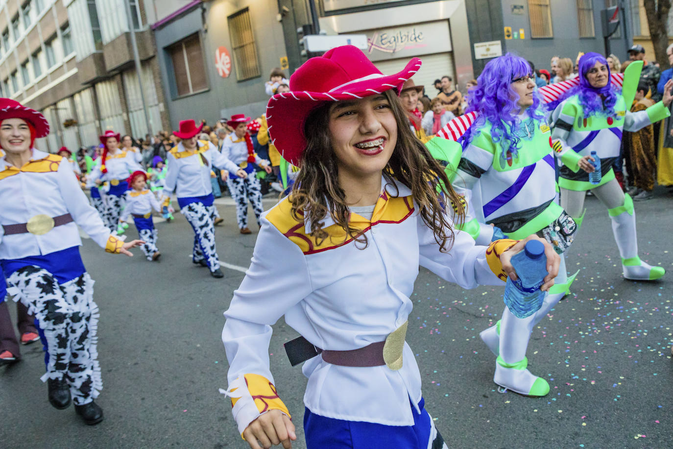 El desfile vitoriano, con 26 comparsas y 7162 personas, ha derrochado música, colorido y originalidad. 