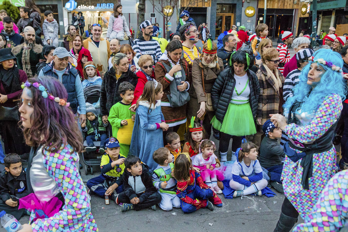 El desfile vitoriano, con 26 comparsas y 7162 personas, ha derrochado música, colorido y originalidad. 