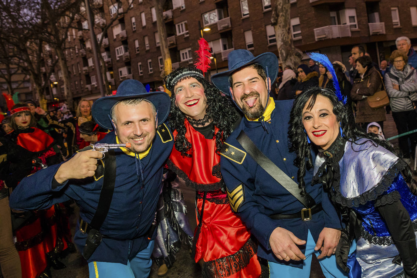 El desfile vitoriano, con 26 comparsas y 7162 personas, ha derrochado música, colorido y originalidad. 