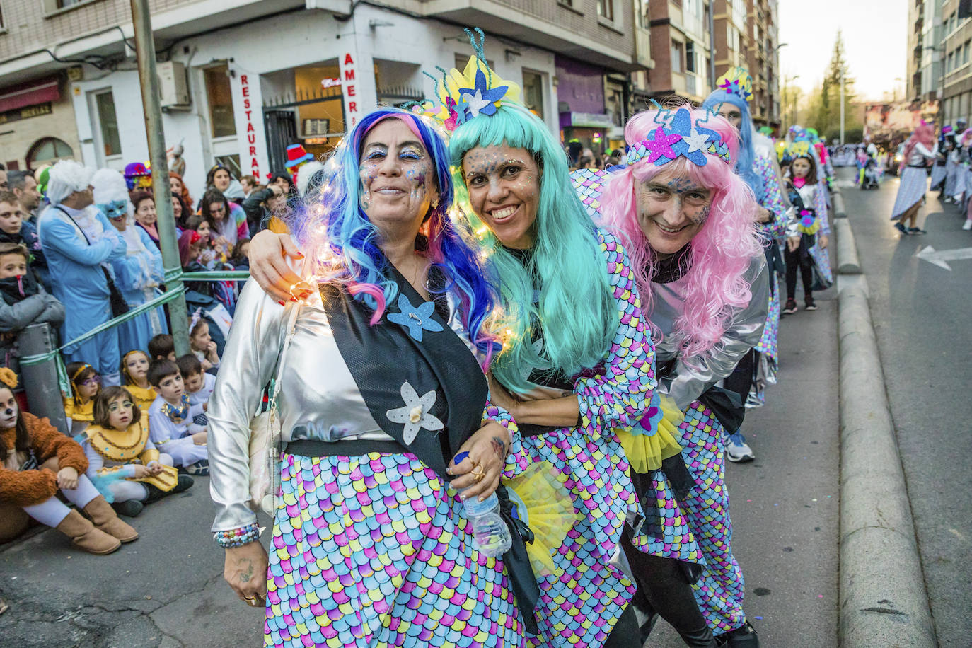 El desfile vitoriano, con 26 comparsas y 7162 personas, ha derrochado música, colorido y originalidad. 
