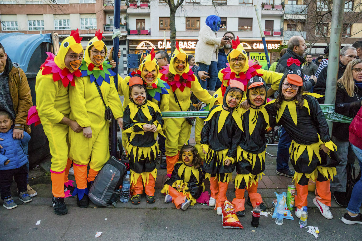 El desfile vitoriano, con 26 comparsas y 7162 personas, ha derrochado música, colorido y originalidad. 