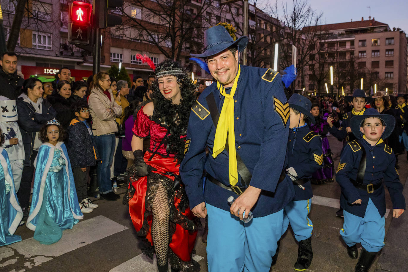 El desfile vitoriano, con 26 comparsas y 7162 personas, ha derrochado música, colorido y originalidad. 