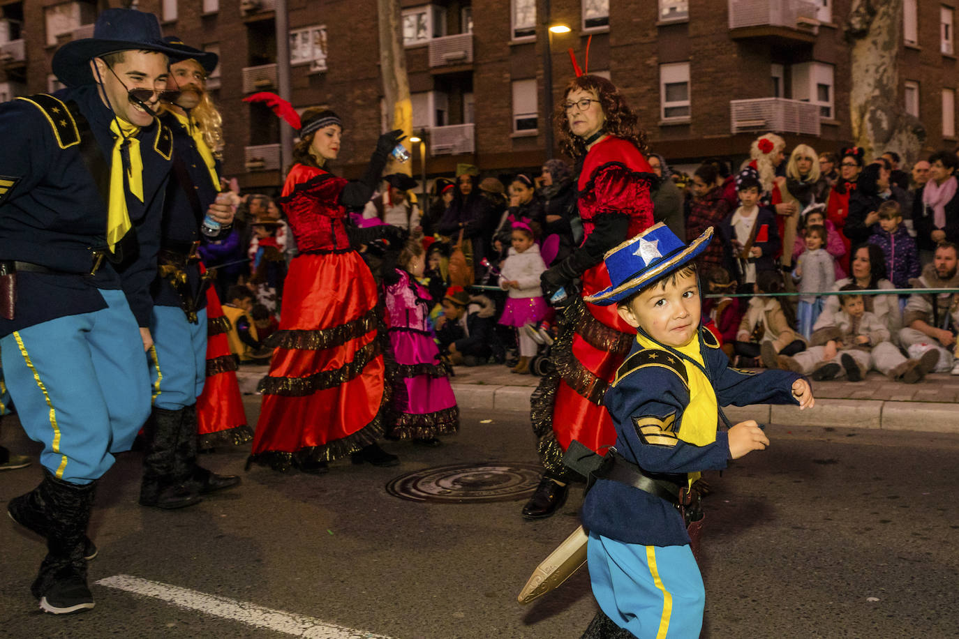 El desfile vitoriano, con 26 comparsas y 7162 personas, ha derrochado música, colorido y originalidad. 