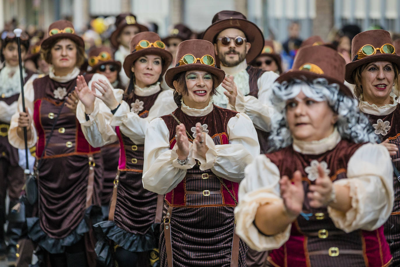 El desfile vitoriano, con 26 comparsas y 7162 personas, ha derrochado música, colorido y originalidad. 