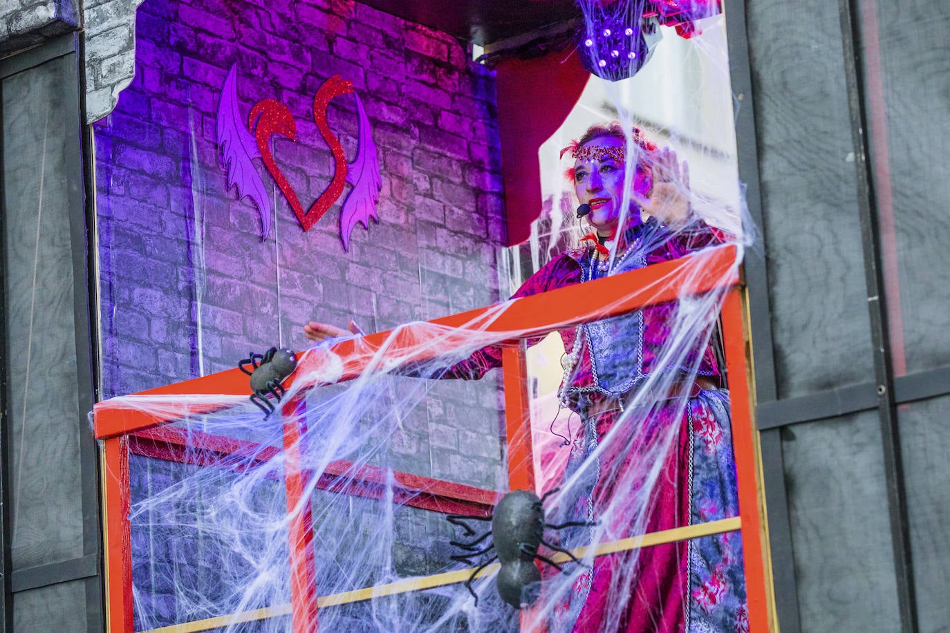 El desfile vitoriano, con 26 comparsas y 7162 personas, ha derrochado música, colorido y originalidad. 