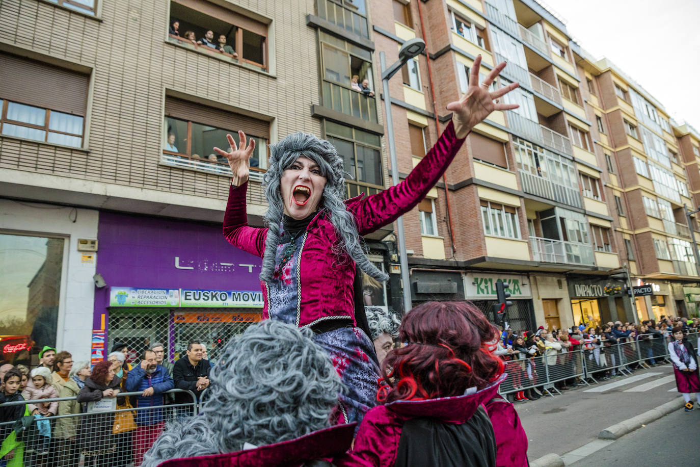 El desfile vitoriano, con 26 comparsas y 7162 personas, ha derrochado música, colorido y originalidad. 