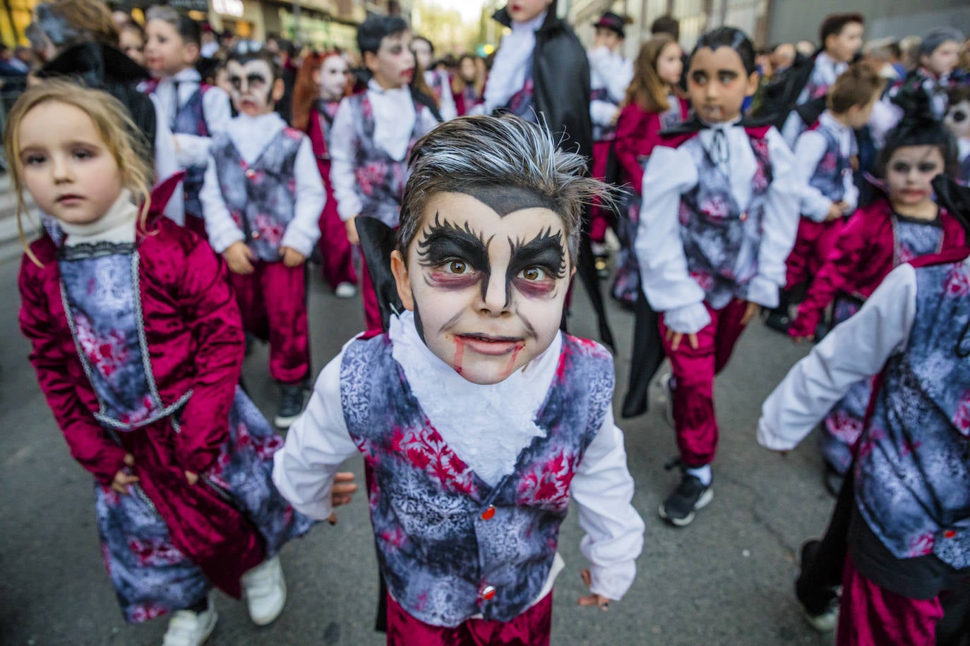 El desfile vitoriano, con 26 comparsas y 7162 personas, ha derrochado música, colorido y originalidad. 