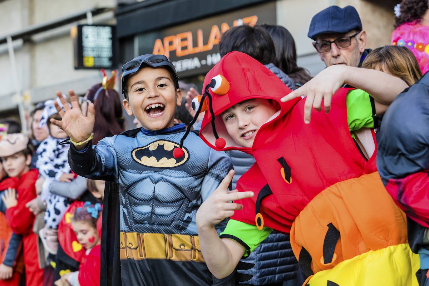 El desfile vitoriano, con 26 comparsas y 7162 personas, ha derrochado música, colorido y originalidad. 