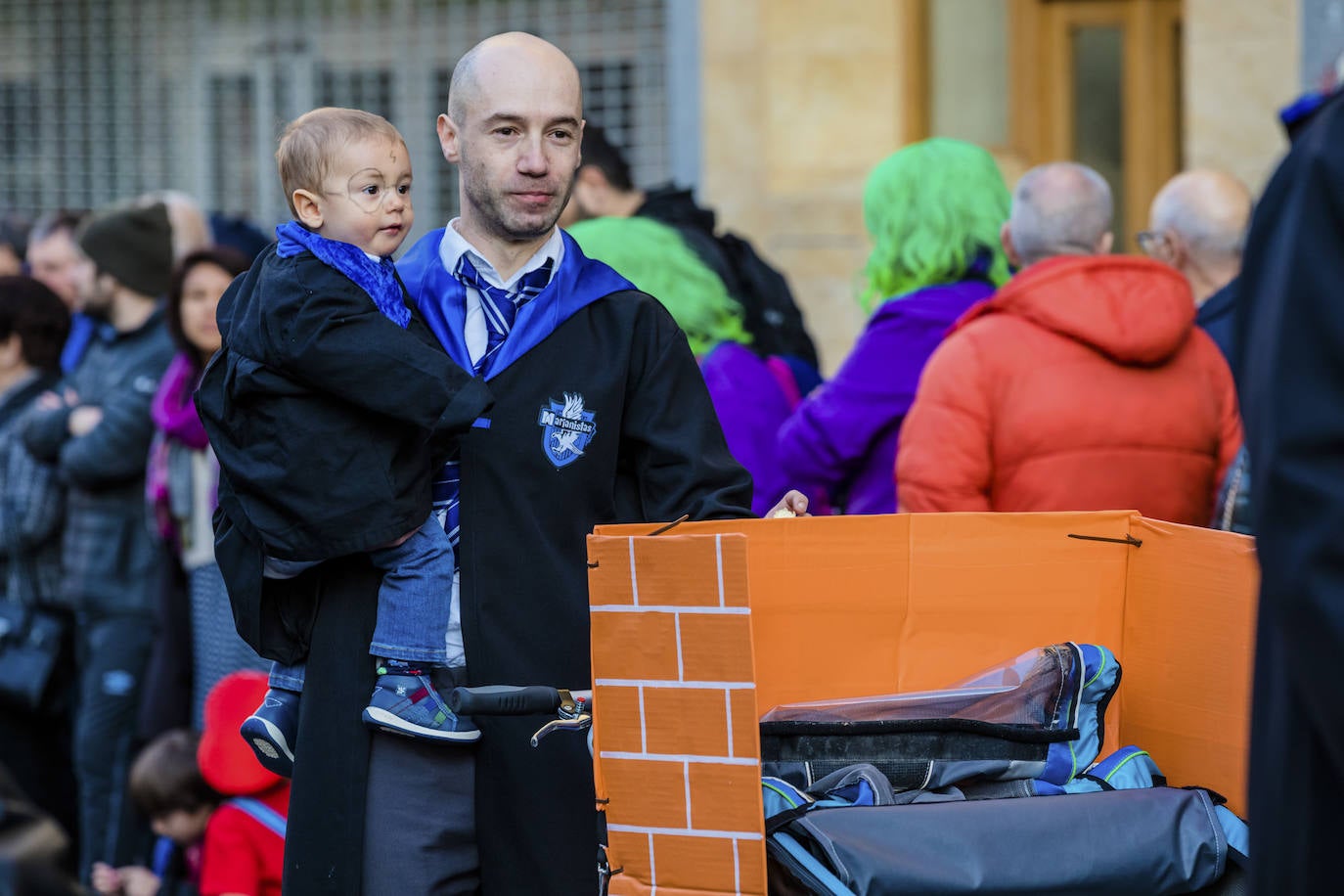 El desfile vitoriano, con 26 comparsas y 7162 personas, ha derrochado música, colorido y originalidad. 