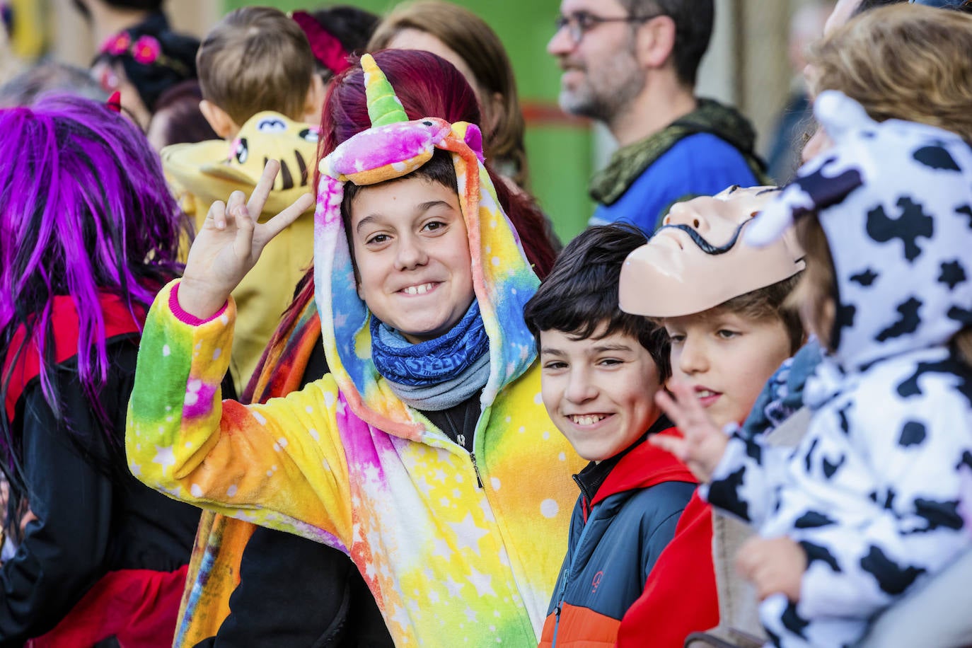 El desfile vitoriano, con 26 comparsas y 7162 personas, ha derrochado música, colorido y originalidad. 