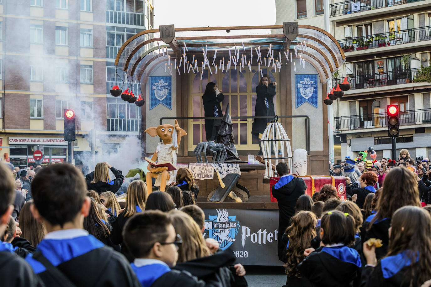 El desfile vitoriano, con 26 comparsas y 7162 personas, ha derrochado música, colorido y originalidad. 