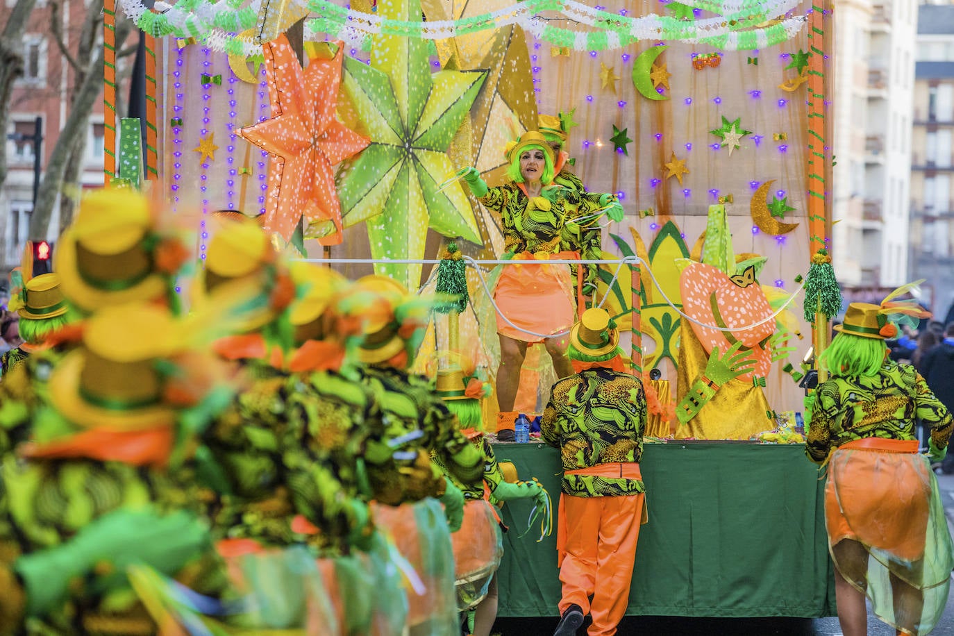 El desfile vitoriano, con 26 comparsas y 7162 personas, ha derrochado música, colorido y originalidad. 