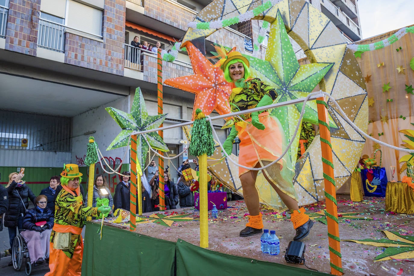 El desfile vitoriano, con 26 comparsas y 7162 personas, ha derrochado música, colorido y originalidad. 