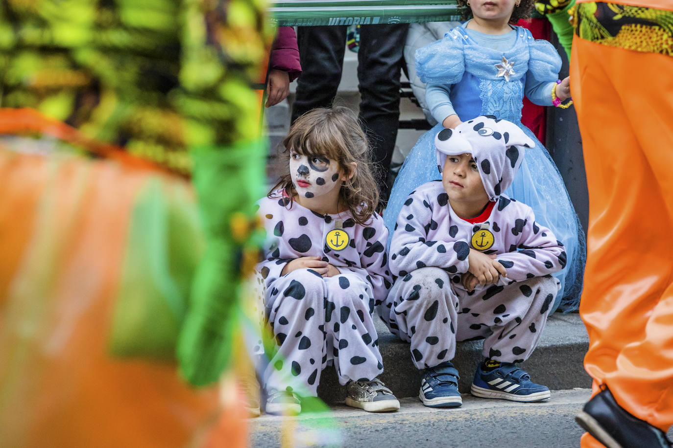 El desfile vitoriano, con 26 comparsas y 7162 personas, ha derrochado música, colorido y originalidad. 