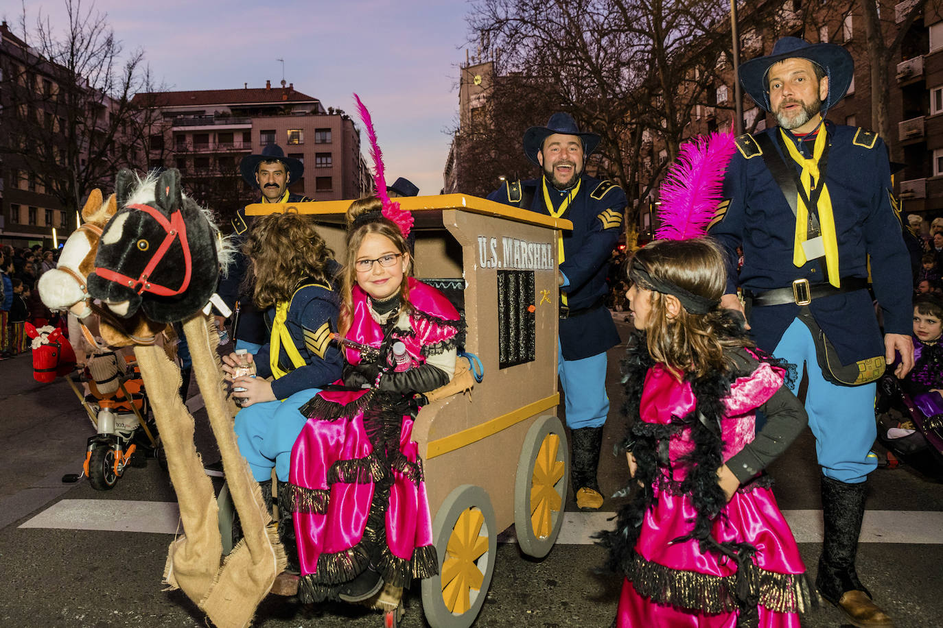 El desfile vitoriano, con 26 comparsas y 7162 personas, ha derrochado música, colorido y originalidad. 