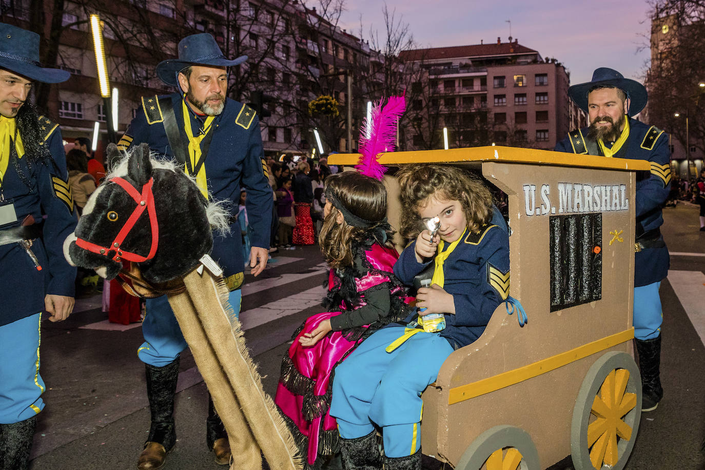 El desfile vitoriano, con 26 comparsas y 7162 personas, ha derrochado música, colorido y originalidad. 