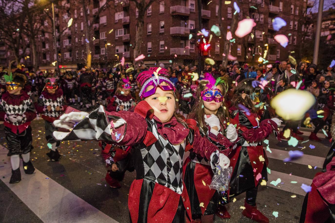 El desfile vitoriano, con 26 comparsas y 7162 personas, ha derrochado música, colorido y originalidad. 