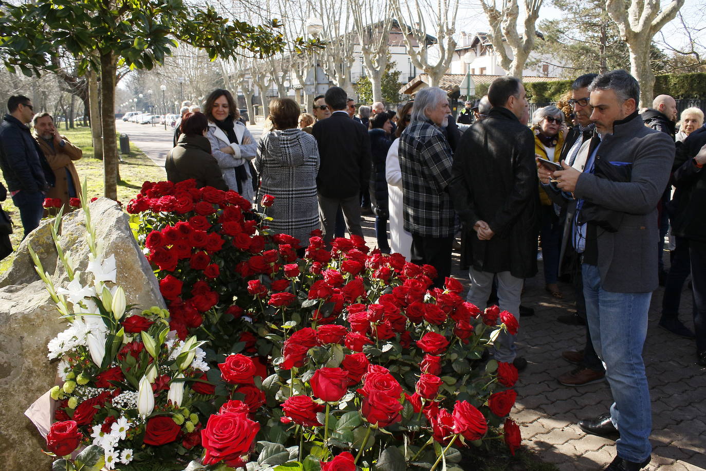 El monolito, rodeado de flores.