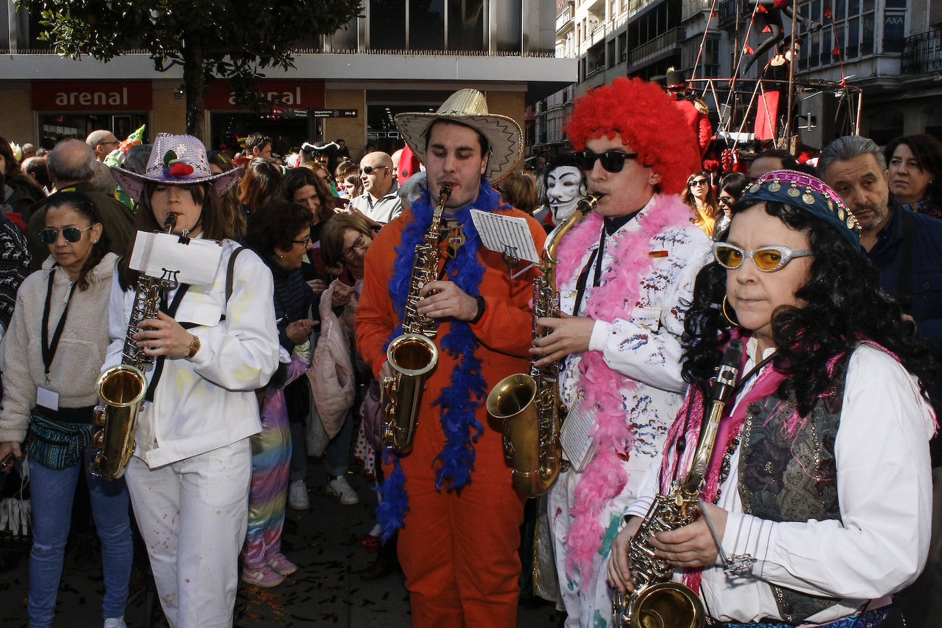 Fotos: Los Pintores ponen la máscara a Vitoria