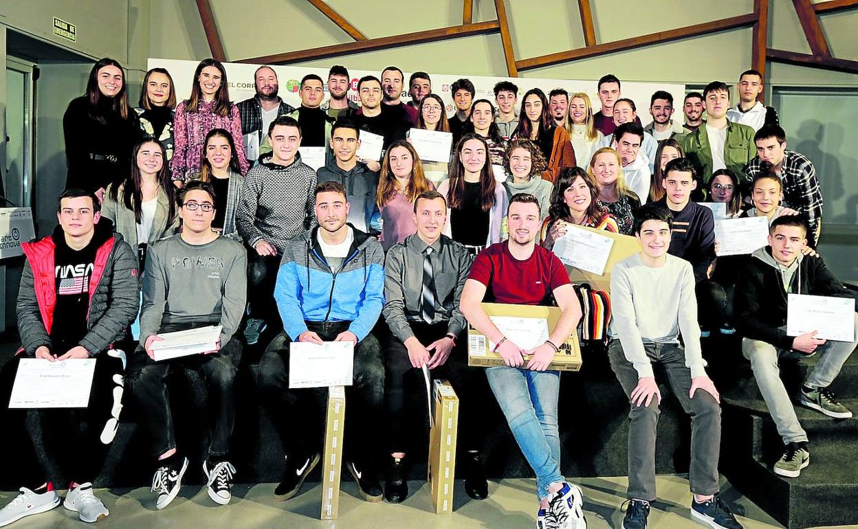 Los alumnos integrantes de todos los proyectos ganadores de la séptima edición de STARTInnova.