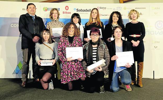 Silvestre Villa y María Aldecoa con los tutores de los grupos premiados.