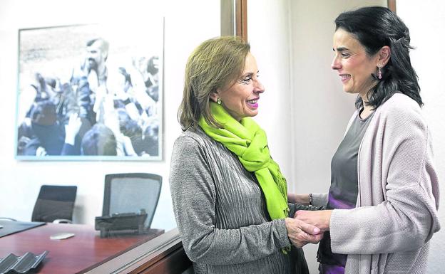 La viuda de Fernando Buesa, Natividad Rodríguez, y la hija mayor de ambos, Marta, durante la entrevista en la sede de la Fundación Buesa, en Vitoria.