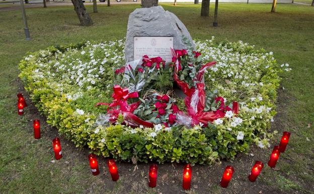 Imagen de archivo del monolito situado en el lugar en el que fueron asesinados Fernando Buesa y su escolta, Jorge Díez. 