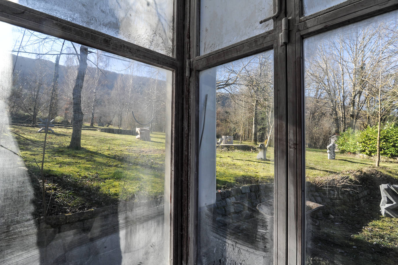 Fotos: Paco San Miguel. La roca, sus manos, sus herramientas. La del pétreo escultor es una oda a la vida sencilla en uno de los márgenes más bellos de La Llanada Alavesa