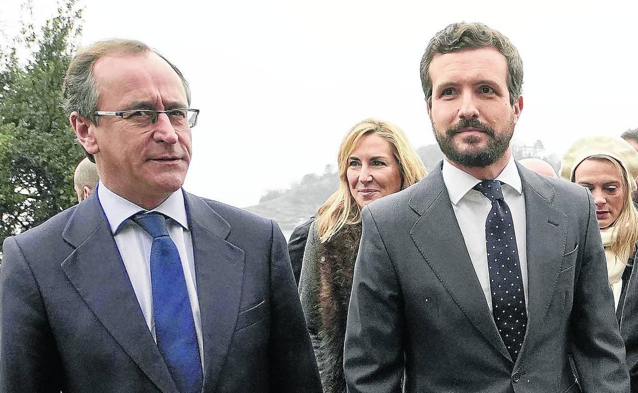 Alfonso Alonso junto a Pablo Casado durante su visita a San Sebastián el pasado enero para participar en los actos de homenaje a Gregorio Ordóñez. 