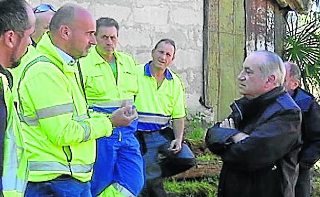 El consejero se reunió el jueves con los operarios encargados de sofocar el incendio «para darles un abrazo y las gracias».