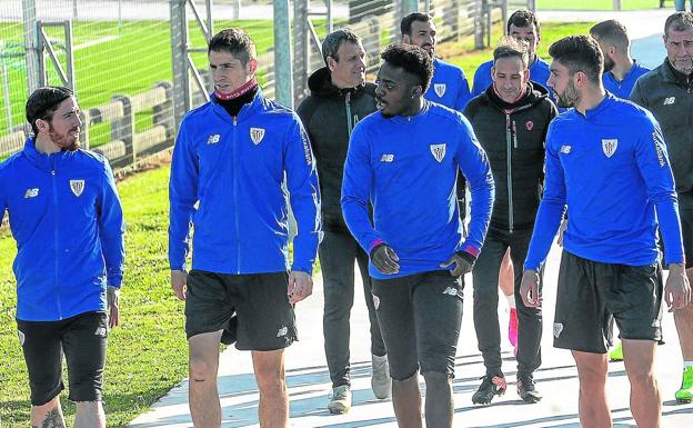 Muniain, Sancet, Williams y Núñez, en primer término, se dirigen a entrenar.