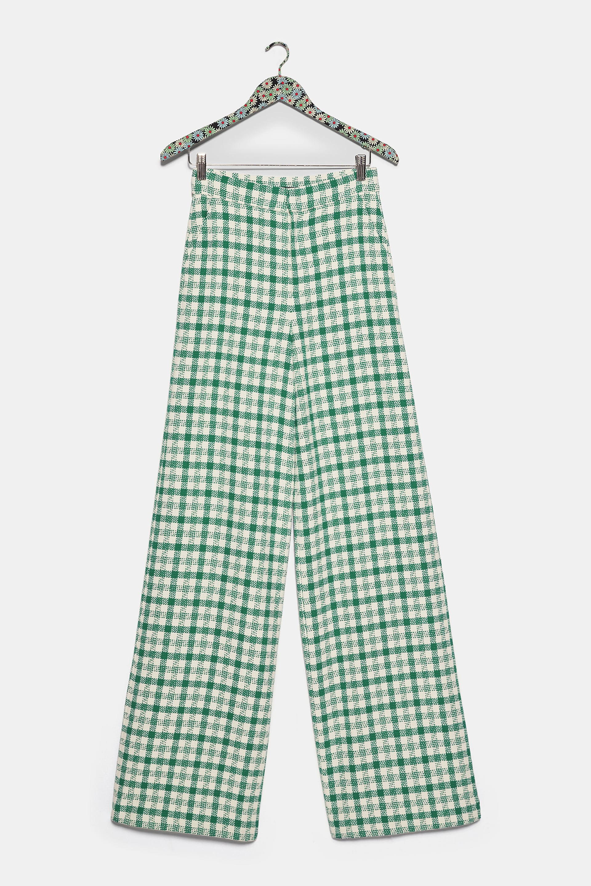 Pantalón ancho de tweed, de Zara (39,95 euros).