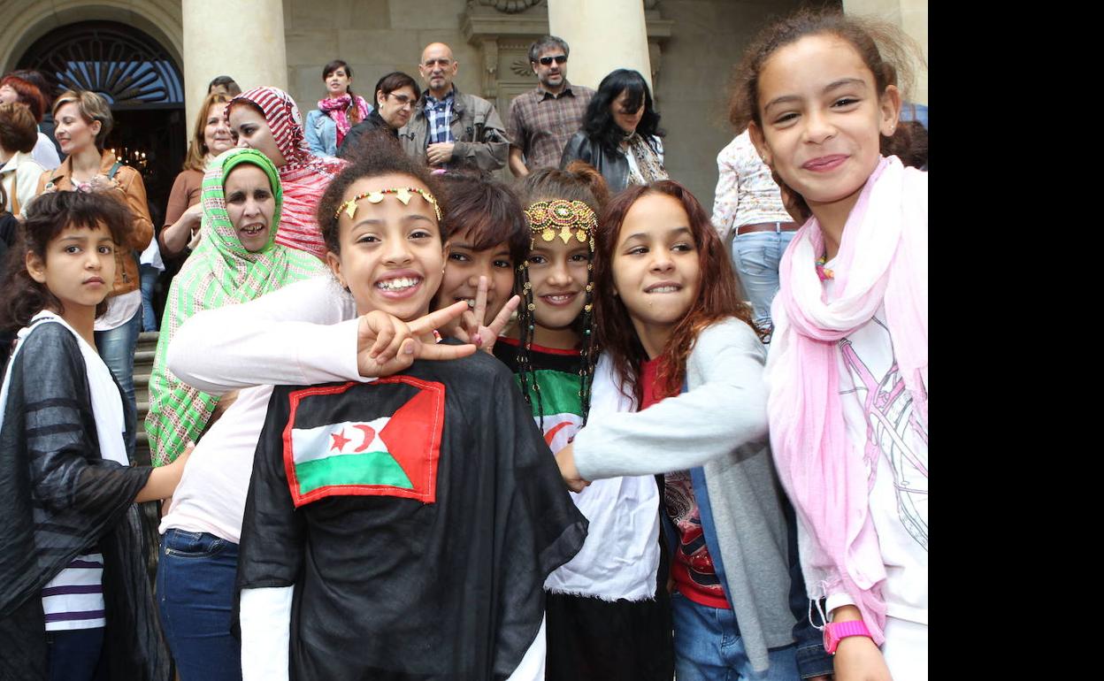 Menores saharauis durante una visita a la Diputación en una edición pasada del programa.