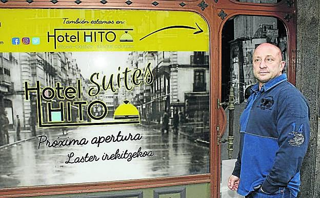 Iván Saldaña, uno de los promotores, junto al edificio acogerá el hotel.