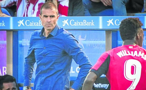 Gaizka Garitano y el delegado, Sendoa Agirre, observan el partido con gesto de preocupación.