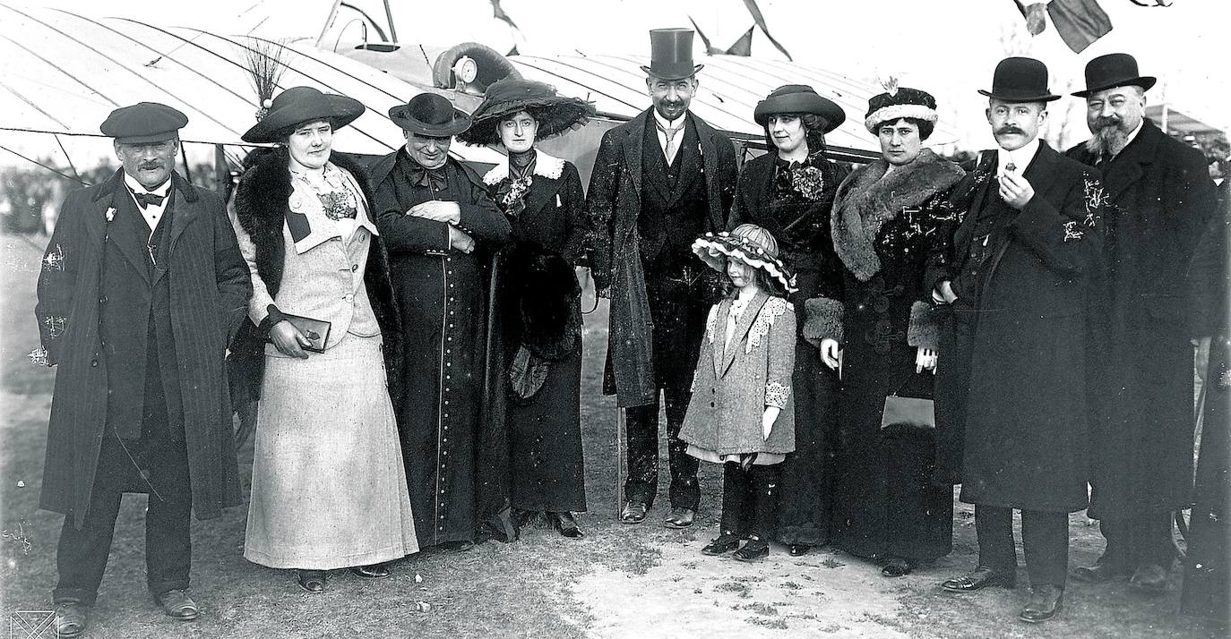 El piloto francés Leoncio Garnier, amigo del vitoriano Heraclio Alfaro, reparó en la Llanada Alavesa para establecer en el campo de Lacua la primera escuela de aviación civil en España. Era un paraje estratégico en la ruta París-Madrid. El 16 de marzo de 1913 se inauguró con un acto pomposo protagonizado por los nueve vuelos de Garnier con su Blériot. En el último se elevó hasta los 1.500 metros. Al año, el galo cedió los trastos de la escuela a Alfaro porque la pista de hierba, de medio kilómetro,se anegaba con la lluvia. 