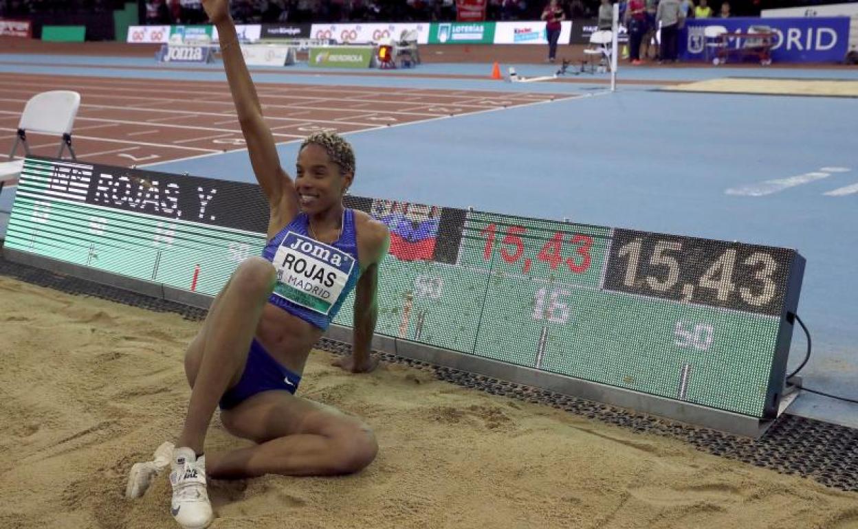 Yulimar Rojas celebra su récord del mundo bajo techo de triple salto.