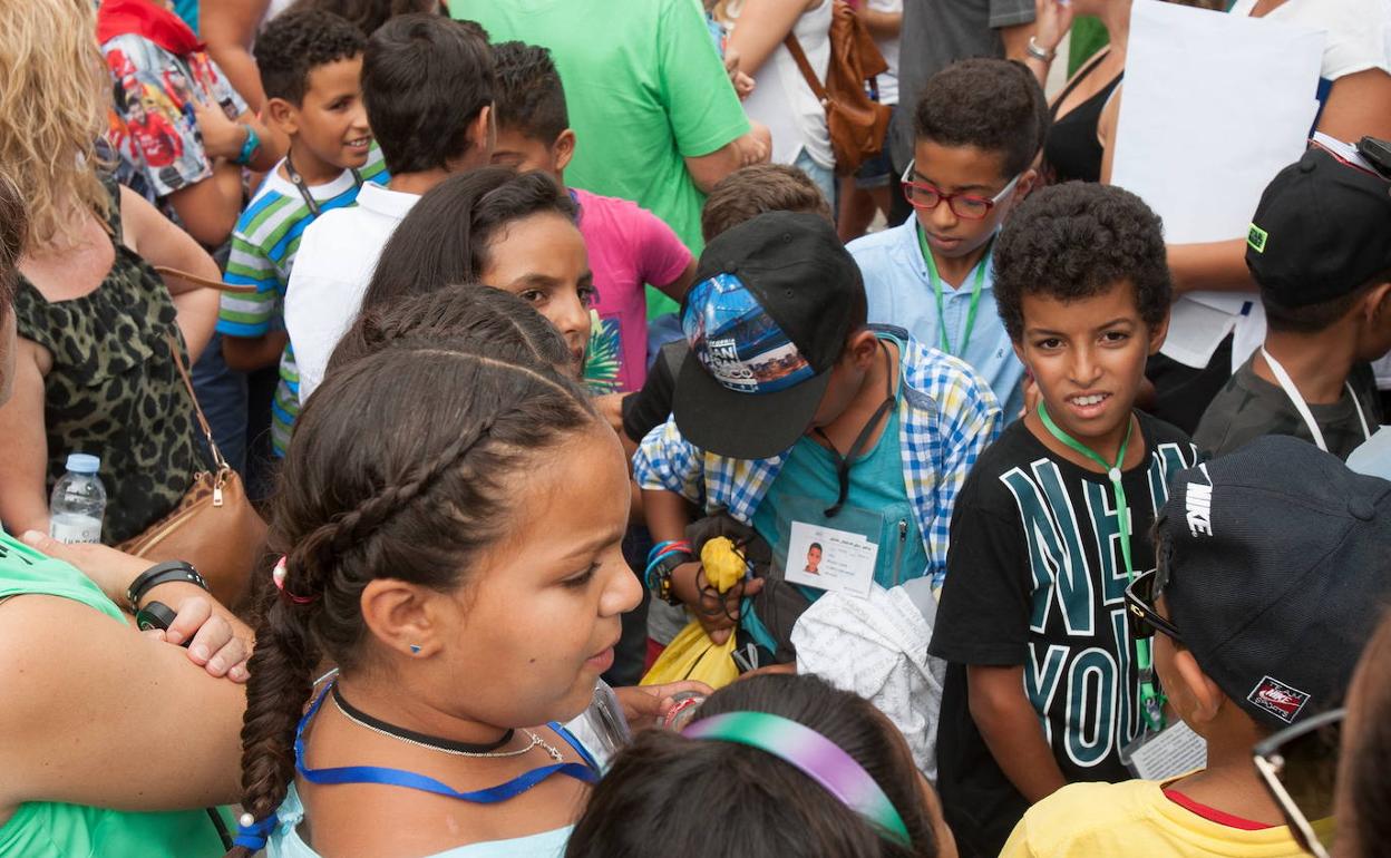 Un grupo de niños saharauis vuelve a los campos de refugiados después de pasar el verano en Euskadi. 