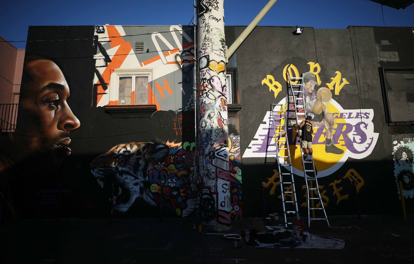 Un gigantesco mural recuerda al fallecido Kobe Bryant. Lo pintó @gz.jr sobre la fachada de un edificio de Los Ángeles, en California. Es una de las muchas creaciones artísticas que se han realizado a lo largo de las últimas semanas en la urbe californiana tras la trágica muerte del exjugador de los Lakers, su hija Gigi y otras siete personas en un fatal accidente de helicóptero.