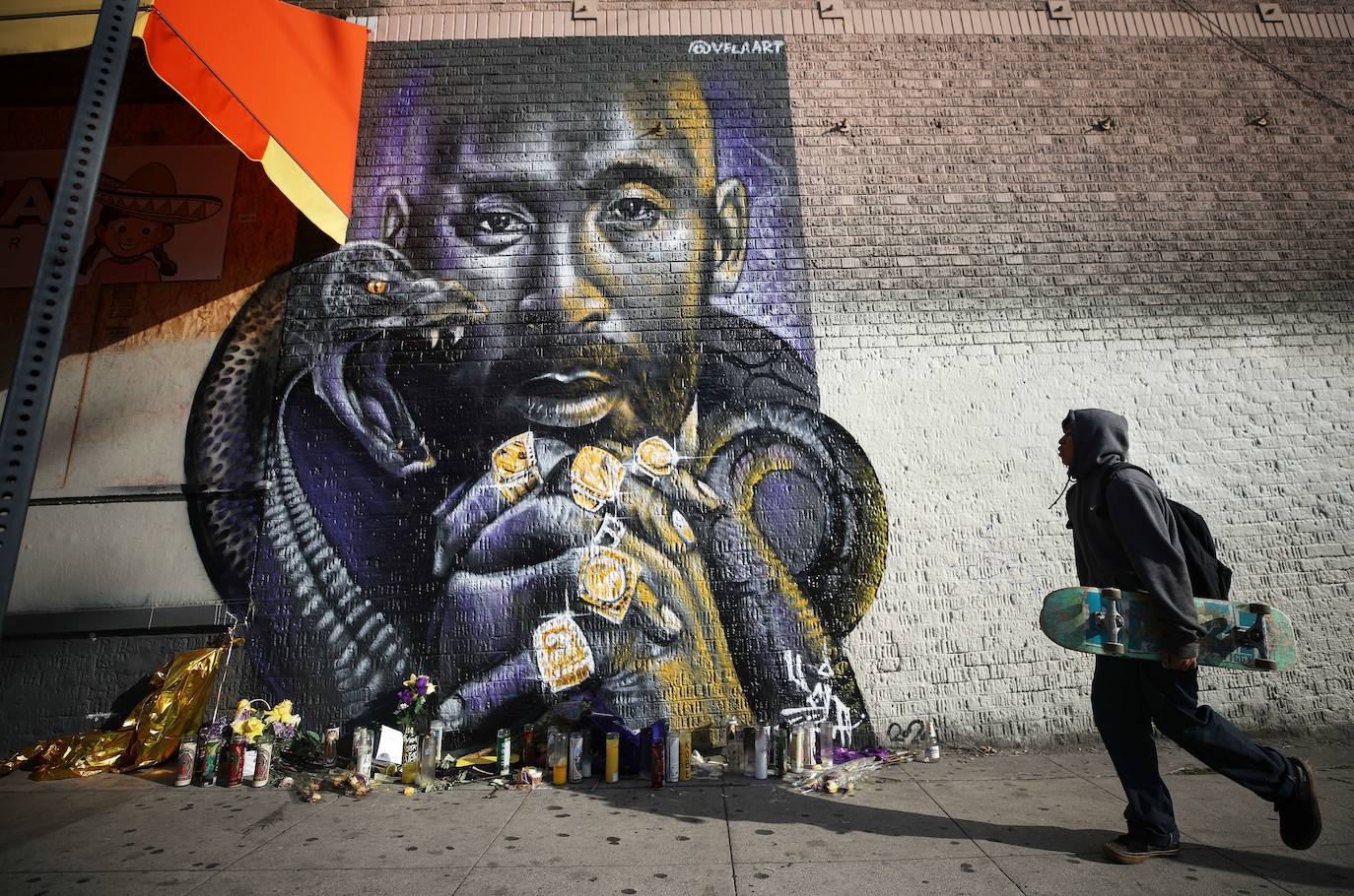 Muchos jugadores de baloncesto y aficionados al deporte de la canasta mencionan a menudo el apodo con el que se conocía al exjugador de los Lakers: Black Mamba, la Mamba Negra. Kobe y el reptil comparten este mural realizado por @velaart en un edificio de Los Angeles.