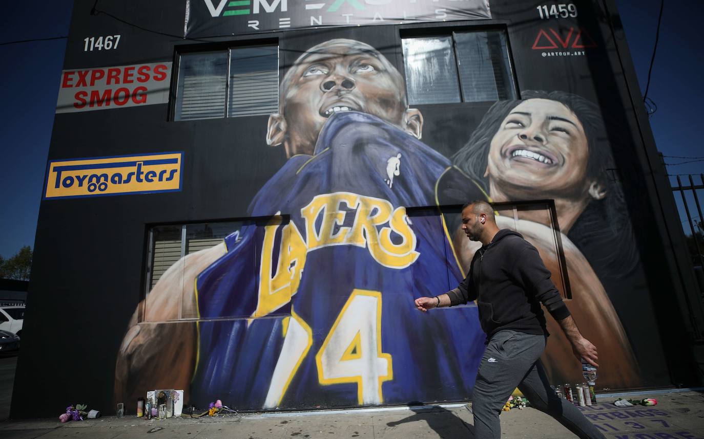 Artoon también ha optado por retratar juntos a Kobe Bryant, mordiendo su camiseta de los Lakers, y a una sonriente Gigi; siempre cerca de su padre.