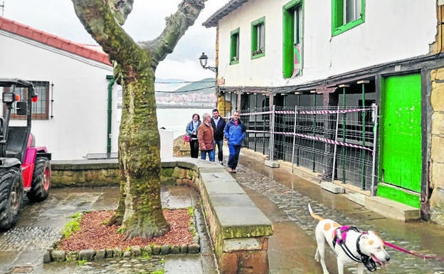 La casa ha sido apuntalada ante el peligro de que una de las vigas de madera ceda y la zona porticada cerrada con vallas. 